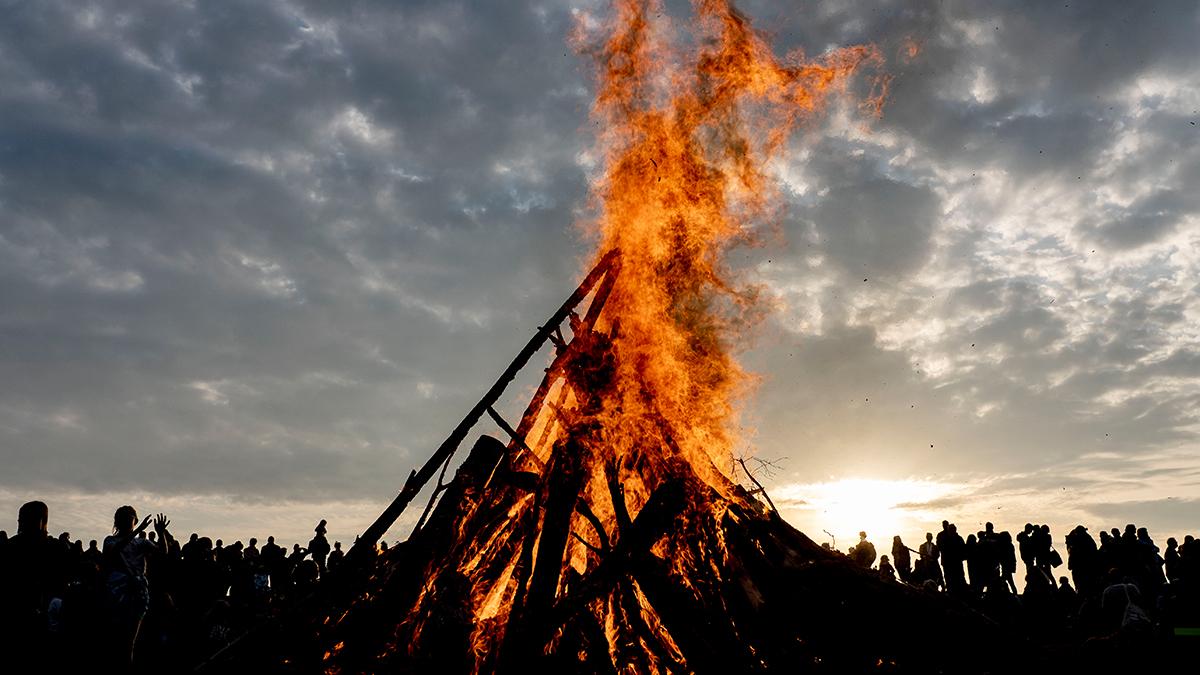 Det blir ett annorlunda valborgsfirande i år för oss som är vana att samlas många kring valborgselden. Vår vinexpert tipsar om 5 fyndviner som ändå kan förgylla helgen. (Foto: Johan Nilsson / TT)