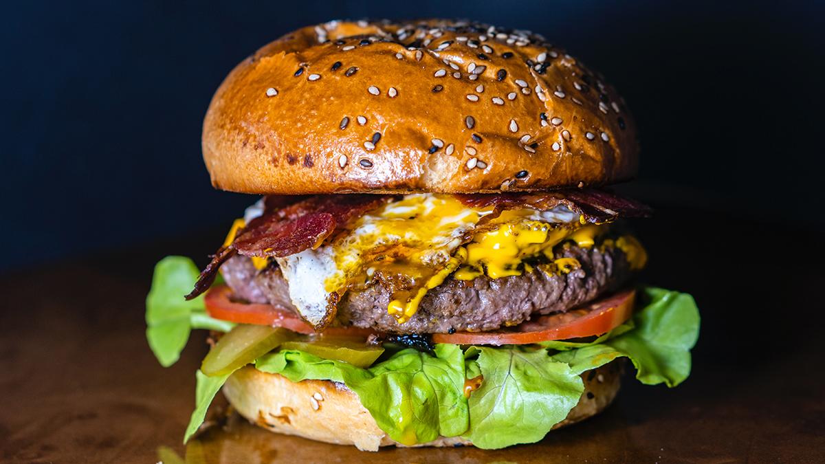 Hamburgaren har gjort sitt segertåg över världen. Vår vinexpert föreslår att byta ut ölflaskan mot ett riktigt fint vin som dryckesval. (Foto: Amirali Mirhashemian / Unsplash)