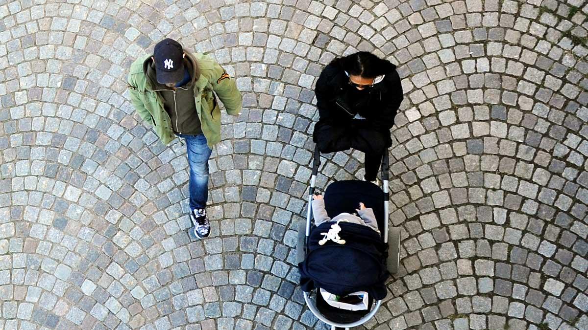 Oron över privatekonomin ökar hos hushållen, i hög grad hos barnfamiljer, i coronakrisen, visar rapporten som artikeln handlar om. (Foto: TT)