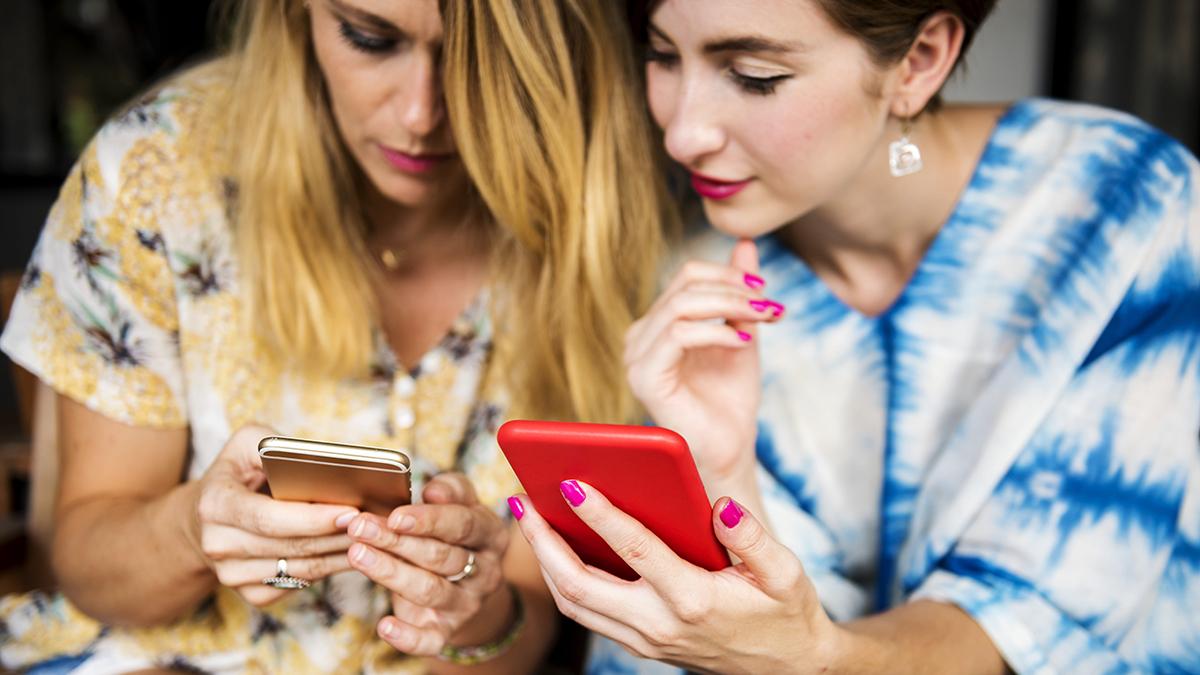 Totalt uppger 93 procent att de någon gång smygtittat på sin partners mobil. (Foto: Unsplash)