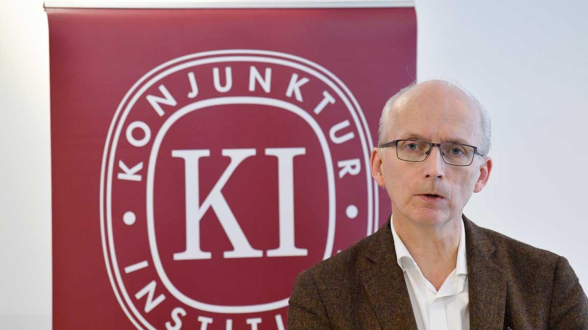 ”Så länge vi inte har ett vaccin kommer det finnas en osäkerhet. Och det kommer inte minst påverka företagens investeringar”, säger Urban Hansson Brusewitz, chef på Konjunkturinstitut, i en DN-intervju. (Foto: TT)