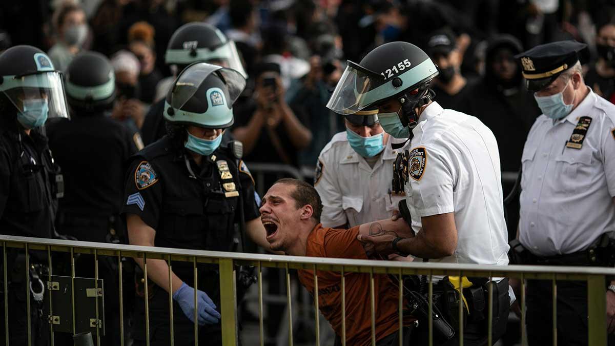 USA:s president Donald Trump hotar med att kalla in militären för att få bukt med de våldsamma protesterna som härjar runt om i landet. Protesterna är ett resultat av dödandet av George Floyd, en svart man, som kvävdes till döds av en vit polis. (Foto: TT)