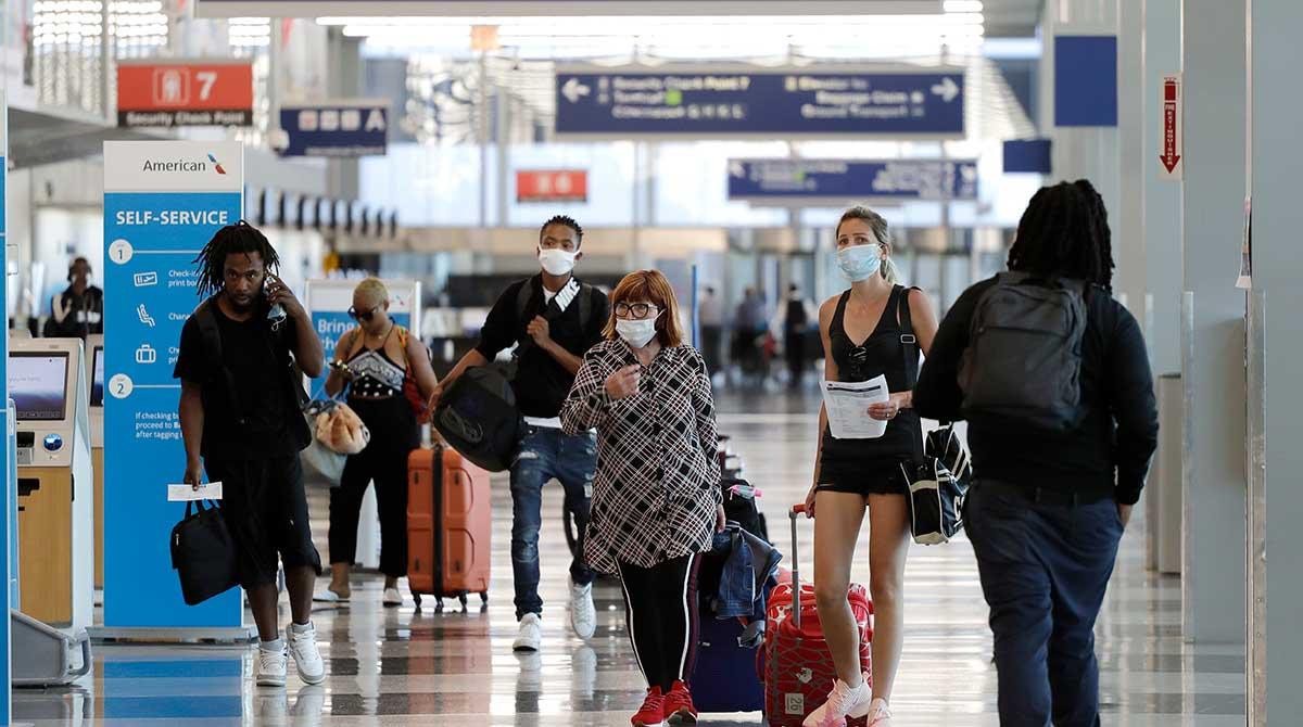 Flygbolaget United Airlines bedömer att efterfrågan i flygindustrin inte kommer återhämta sig tills vi har ett coronavaccin. (Foto: TT)