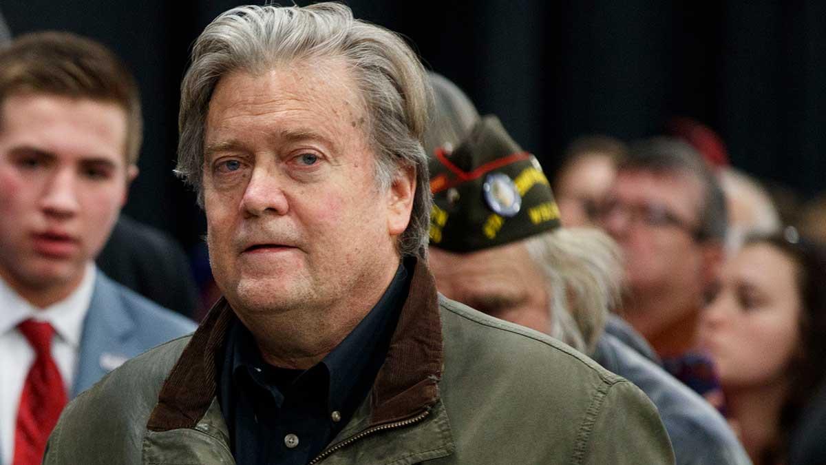 Steven Bannon, en av arkitekterna bakom Donald Trumps valkampanj 2016, har arresterats för sin inblandning i insamlingskampanjen "We Build the Wall" som drog in över 25 miljoner dollar. (Foto: TT)