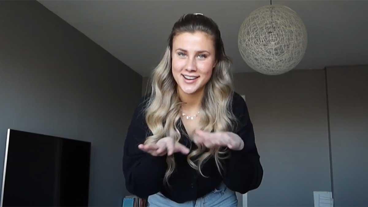 Frida Jernspets, 19, från Stockholm, sa upp sig från jobbet i matbutiken och blev TikTok-idol. "Jag hatade mitt jobb". (Foto: Skärmdump från Youtube)