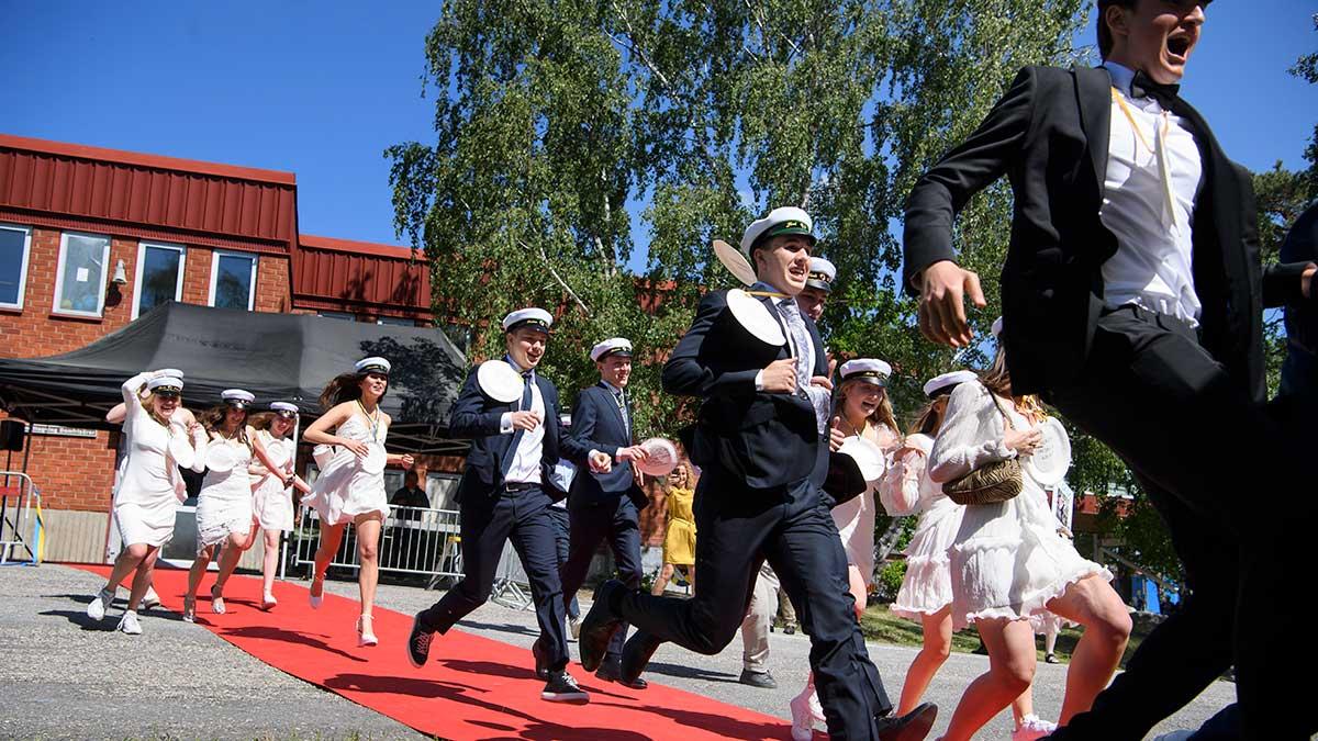 Glada studenter rusar ut på skolgården. Och visst har även Dagens PS kåsör Pieter Tham tagit studenten. Men han har aldrig fuskat. Jo, kanske en gång. Eller var det två gånger? (Foto: TT)