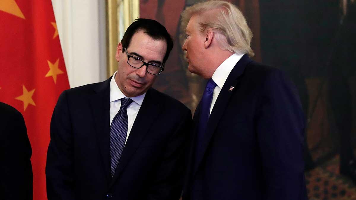 Börjar USA:s och Kinas frostiga relation tina upp igen? Länderna har samtalet över telefon kring fas 1 i handelsavtalet. På bilden syns den amerikanska finansministern Steven Mnuchin och president Donald Trump. (Foto: TT)