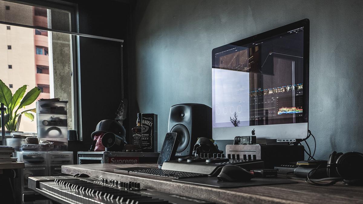 Musikproduktion är barnlek för besten iMac Pro. Den slimmade designen passar alla bord. (Foto: JC Gellidon / Unsplash)