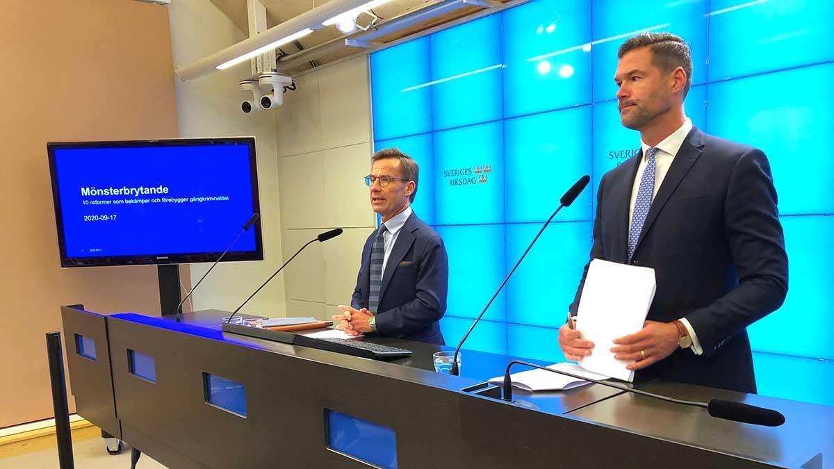 Moderatledaren Ulf Kristersson och partiets rättspolitiska talesperson Johan Forssell vill utvisa gängkriminella, oavsett dom. (Foto: TT)