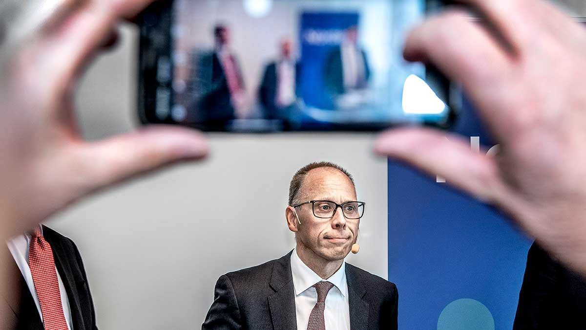 Nordea Bank tänker följa den europeiska centralbankens rekommendation och inte lämna någon utdelning före årsskiftet för 2019. På bilden syns Nordeas vd Frank Vang-Jensen. (Foto: TT)