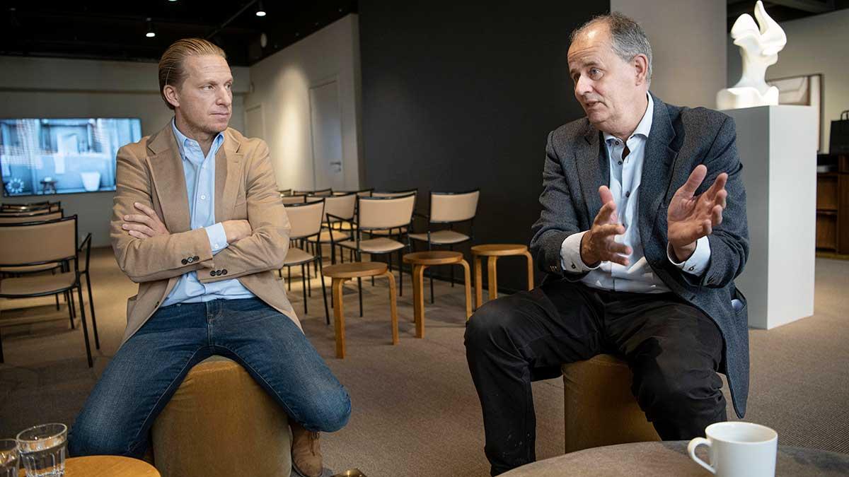 Peter Norman, tidigare M-finansmarknadsminister, till höger i bild, tillsammans med Oscar Properties vd Oscar Engelbert. Sparekonomen Joakim Bornold anser att Norman är "en skamfläck för börsen". (Foto: TT)