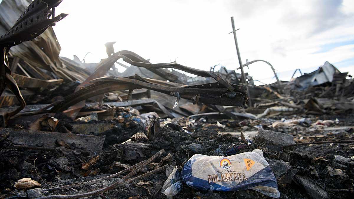 Samtliga 131 kollektivanställda på Polarbröd varslas om uppsägning efter förra veckans brand, som ödelade fabriken i Älvsbyn. (Foto: TT)