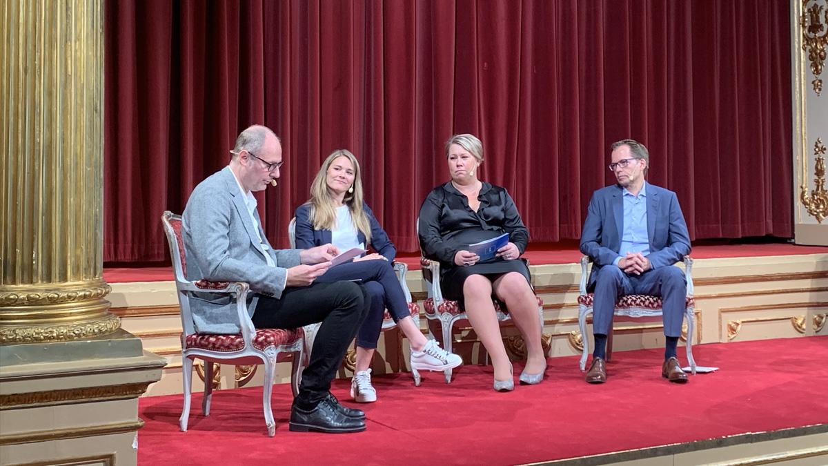 Sara Kimell, här andra från vänster i Di:s konferens om Framtiden Elmarknad, svarar på heta frågor om el och teknikkonsulter. (Foto: Rejlers)