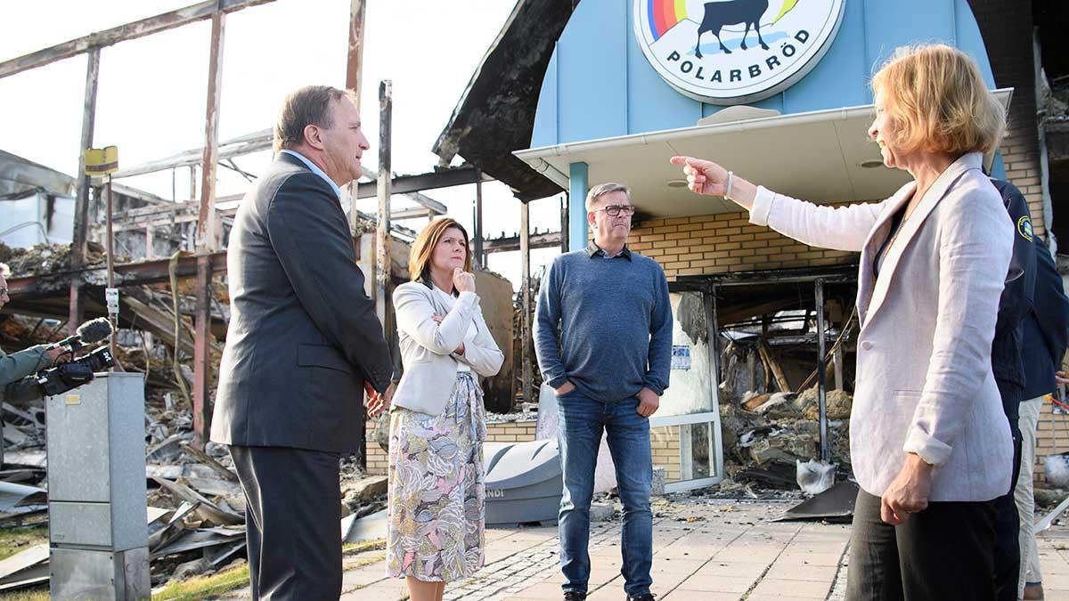 Statsminister Stefan Löfven besökte Polarbröd i Älvsbyn en vecka efter branden som ödelade bageriet. Till höger syns Polarbröds vd och koncernchef Karin Bodin. (Foto: TT)