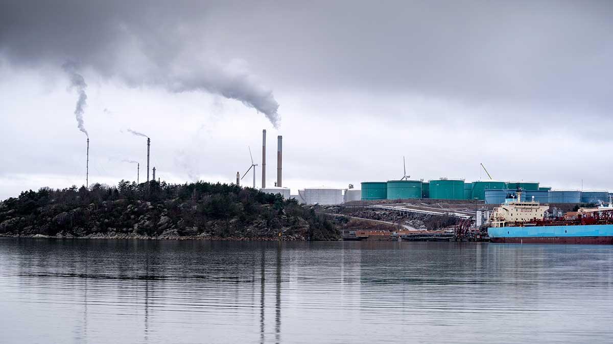 Preem skrotar planerna på en utbyggnad av oljeraffinaderiet i Lysekil i Bohuslän. (Foto: TT)