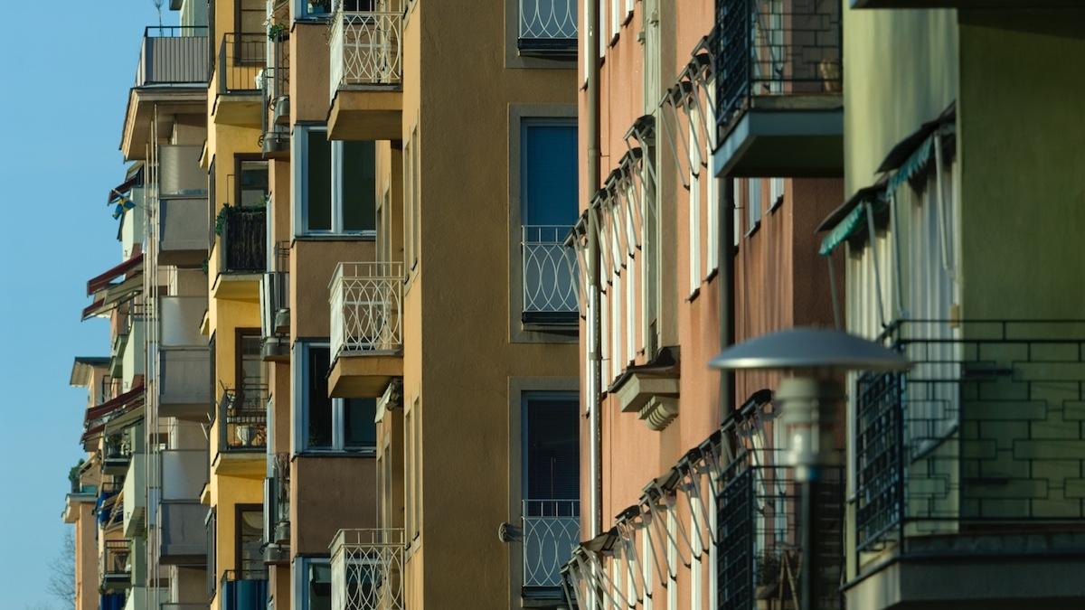 Det förekommer att bostadsrättsföreningar inte äger marken som huset står på. Det kan leda till chockhöjda bostadsavgifter.