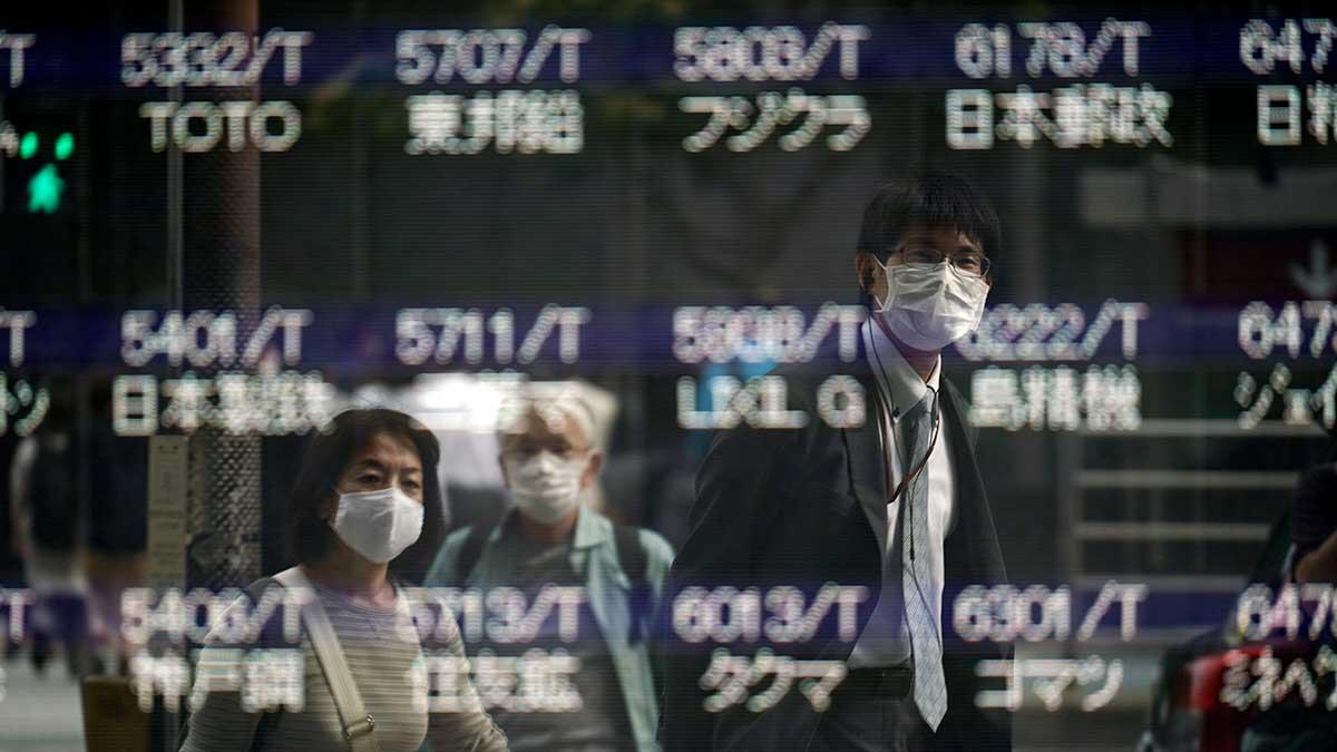 Asienbörserna dras med i börsfallet, men fastlandskina står emot. Bilden är från japanska Nikkei. (Foto: TT)