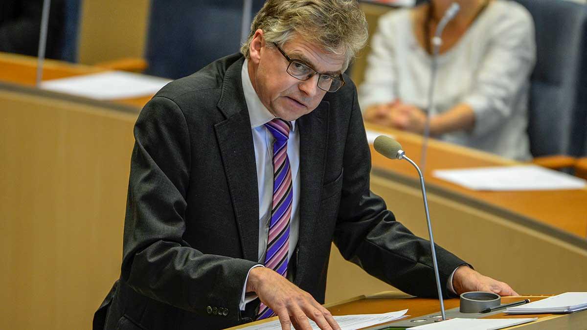 "Vi tycker det är angeläget att företag i stället betalar skatt på redan intjänade inkomster", säger Per Åsling, skattepolitisk talesperson för Centerpartiet. (Foto: TT)