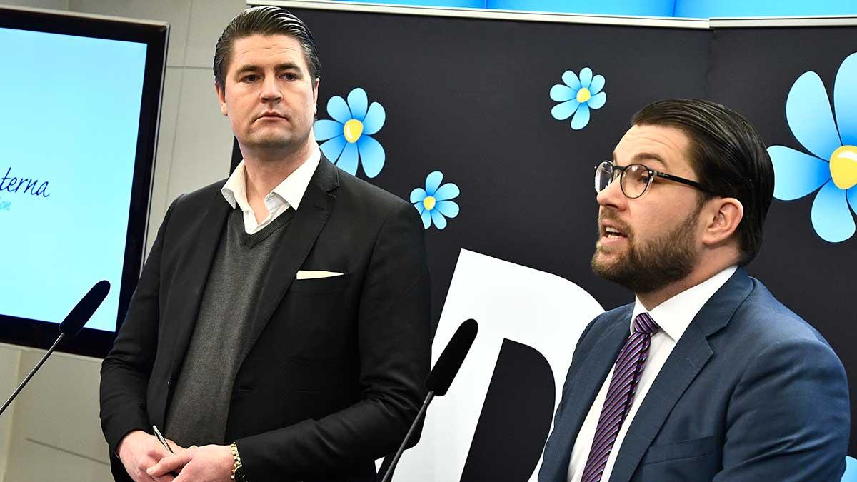 SD-topparna Oscar Sjöstedt och Jimmie Åkesson vill ge alla svenska medborgare helikopterpengar. (Foto: TT)