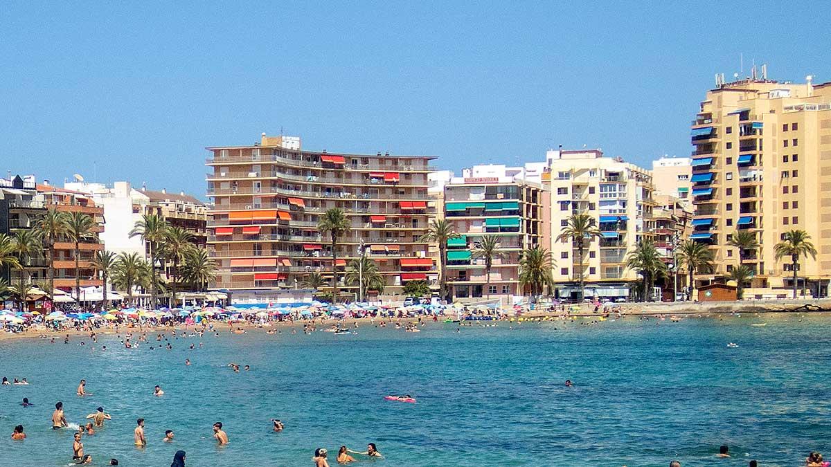 Trots ökad smittspridning och nedstängningar köpte 510 svenskar bostad i Spanien under årets tredje kvartal. Bilden är från Torrevieja där Svensk Fastighetsförmedling har ett av sina kontor. (Foto: TT)