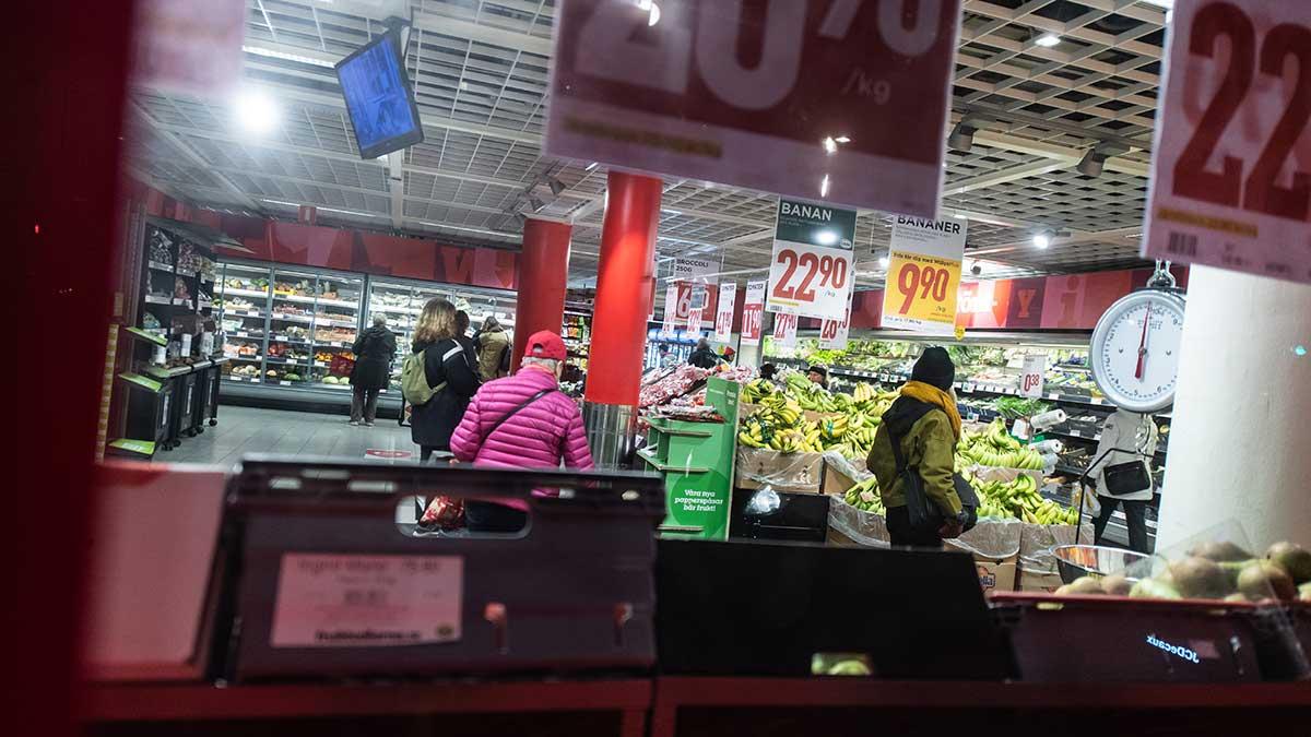 Dagligvaruhandeln fortsätter att gå starkt och noterade en försäljningsökning med 8,3 procent i oktober. (Foto: TT)