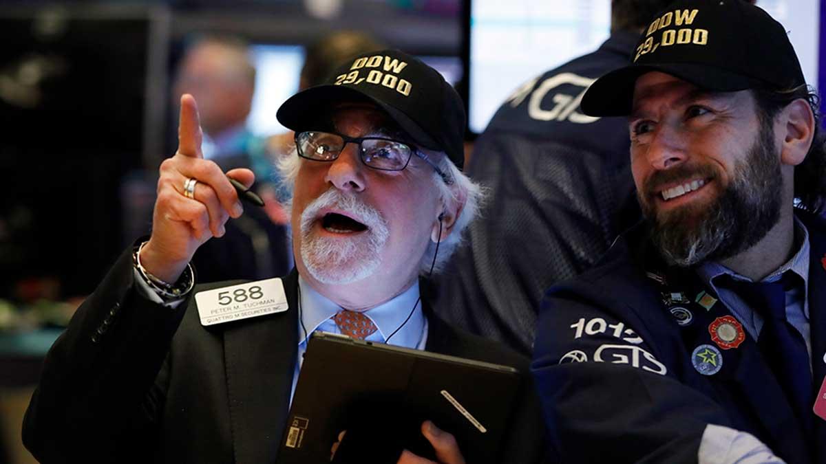 För första gången i börshistorien klättrar Dow Jones industriindex över 30 000 punkter. (Foto: TT)