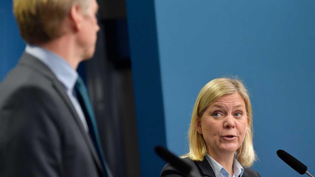 Regeringen har tillsammans med C och L kommit överens om att förlänga krisstöden till företag året ut. På bilden syns finansminister Magdalena Andersson (S) och närmast kameran skymtar finansmarknadsminister Per Bolund (MP). (Foto: TT)