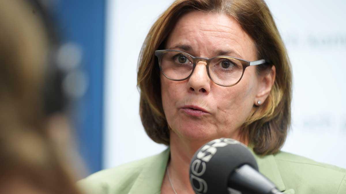 MP missar riksdagsspärren i SVT/Novus senaste väljarbarometer. På bilden syns vice statsminister, avgående MP-språkröret Isabella Lövin. (Foto: TT)