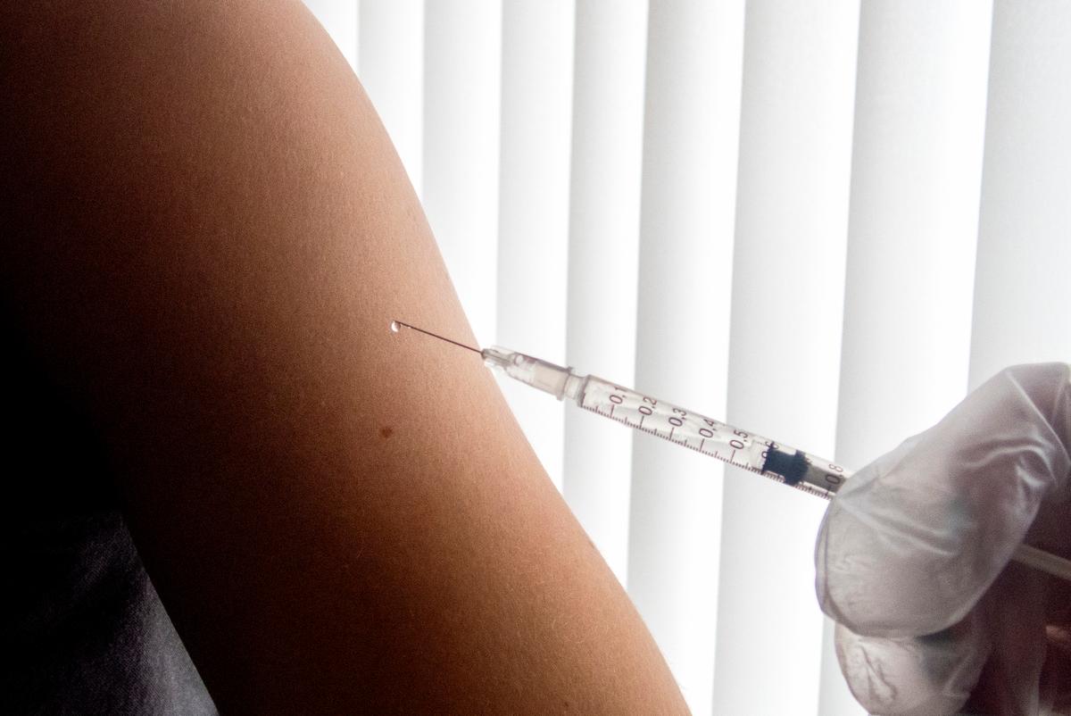 Det kan bli stora utmaningar att vaccinera svenskarna framöver. (Foto: TT)