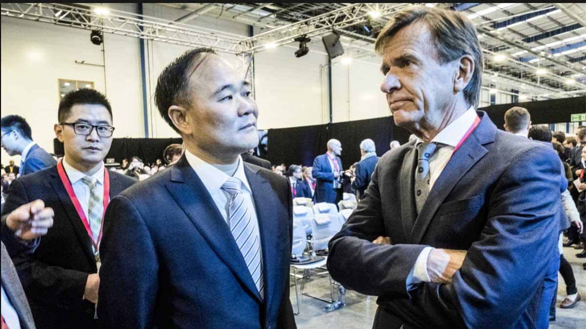 Geelys ordförande Li Shufu och Volvo Cars vd Håkan Samuelsson. (Foto: TT)