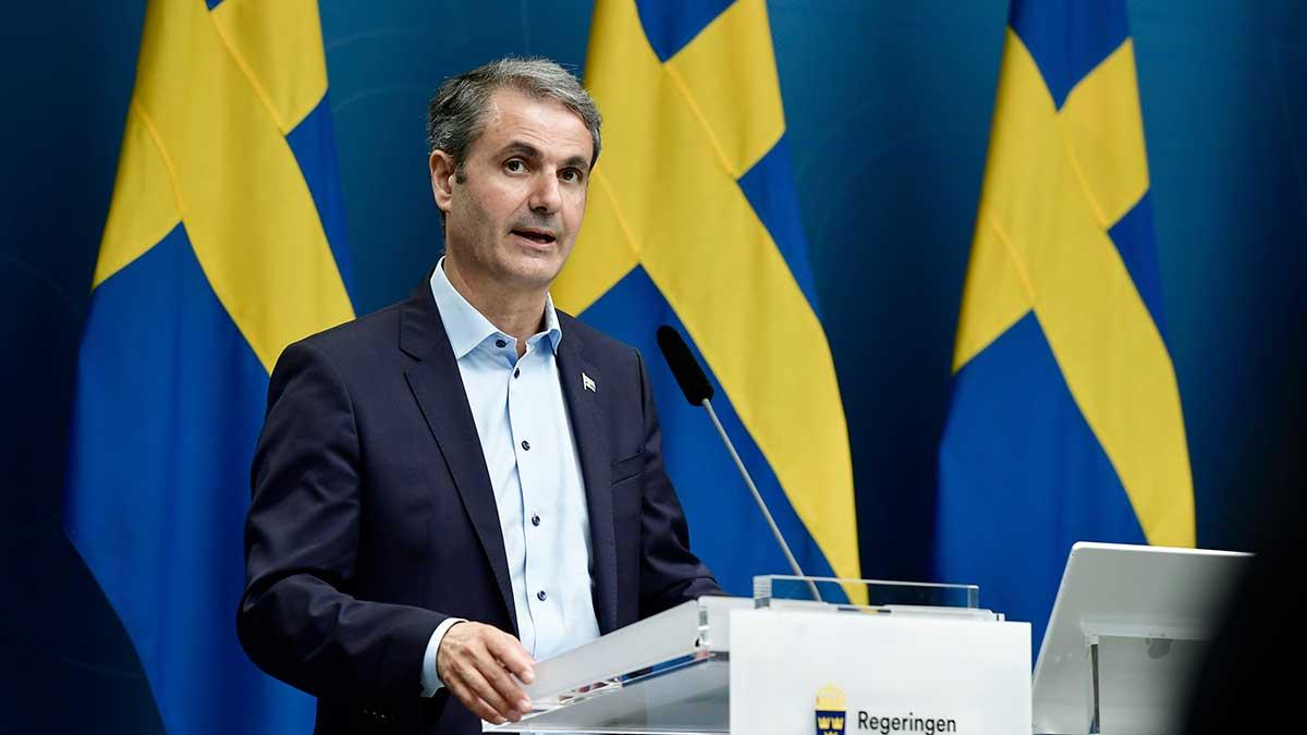 Näringsminister Ibrahim Baylan (S) slår tillbaka mot kritiken mot coronastödet där enskilda näringsidkare är mer oskyddade än företagare som driver aktiebolag. (Foto: TT)