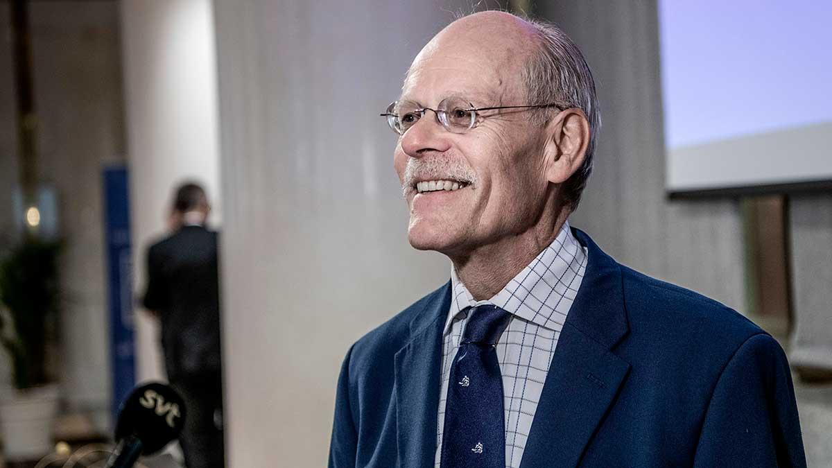 Riksbanken med riksbankschefen Stefan Ingves kommer nu med en glad prognos för svensk ekonomi – om vaccineringen genomförs snabbt och blir framgångsrik. (Foto: TT)