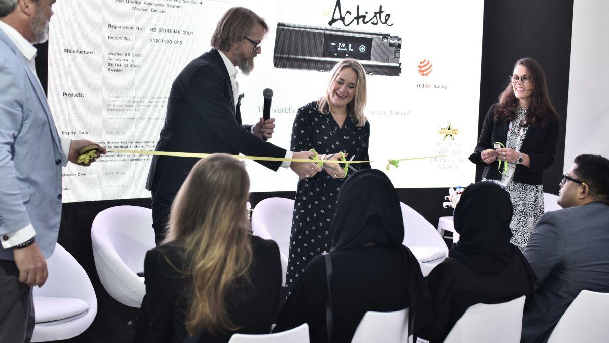 Henrik Norström, som förra veckan blev delgiven brottsmisstankar, klipper band på Gitexmässan i Dubai. (Foto: Press)