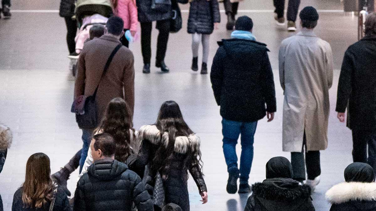 Svensk Handel ställer inte in årets mellandagsrea, trots att Folkhälsomyndigheten gett skarpa uppmaningar. (Foto: TT)