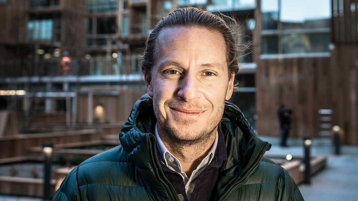 Oscar Properties rusar med runt 40 procent på Stockholmsbörsen. Vd:n Oscar Engelbert har skäl att se nöjd ut. (Foto: TT)