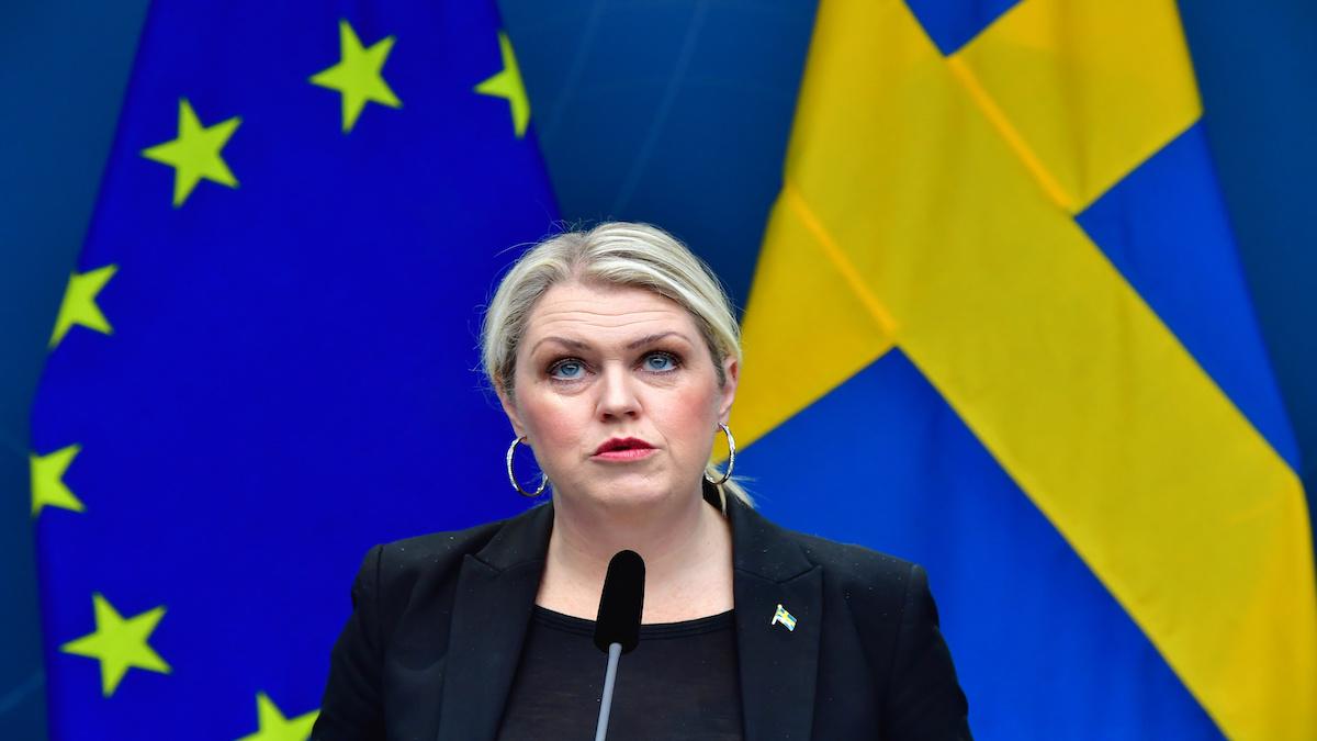 Socialminister Lena Hallengren presenterar den nya pandemilagen. (Foto: TT)