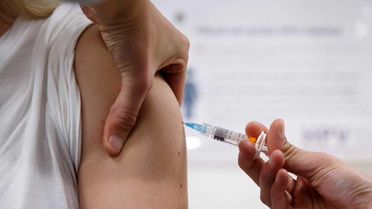 Arbetsgivare kan enligt flera experter som TT pratat med inte tvinga anställda att vaccinera sig. (Foto: TT)