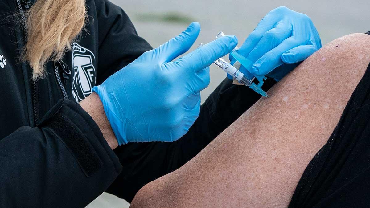 Regeringen satsar 100 miljoner kronor på uppföljningsstudier av covid-19-vaccinen, vilket ses som en viktig fråga. (Foto: TT)