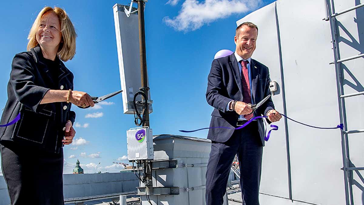 Telia är en av aktörerna som deltar i den viktiga 5G-auktionen. På bilden syns Telias vd Allison Kirkby och energi- och digitaliseringsminister Anders Ygeman. (Foto: TT)