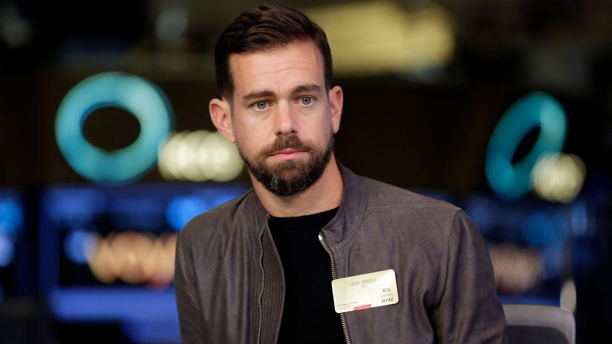 I en serie inlägg på Twitter förklar Jack Dorsey, bolagets vd, om hur bolaget ser på bannlysningen av Donald Trump. (Foto: TT)