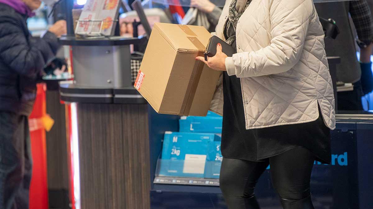 Enligt Postnord ökade e-handeln med 50 procent i Sverige under julmånaden december. (Foto: TT)