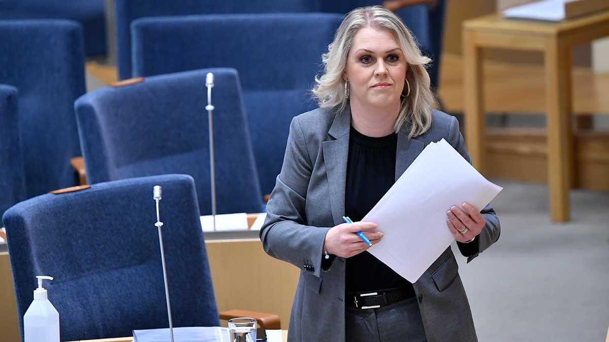 Regeringen skjuter till ytterligare 5,5 miljarder till smittspårning av coronaviruset. "Vi vill skicka signalen att testning kommer att vara viktigt ett bra tag framöver", säger socialminister Lena Hallengren (S). (Foto: TT)