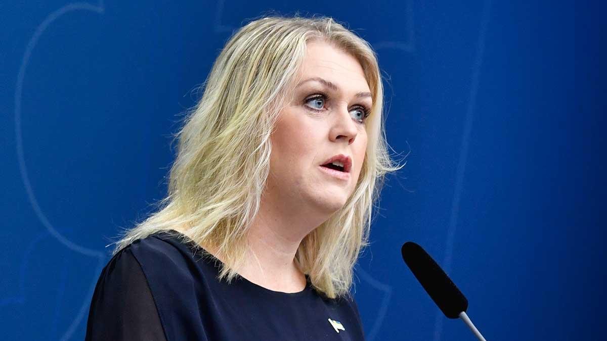 Lena Hallengren (S) meddelar att regeringen vill förlänga lagen om tillfälliga smittskyddsåtgärder på serveringsställen. (Foto: TT)