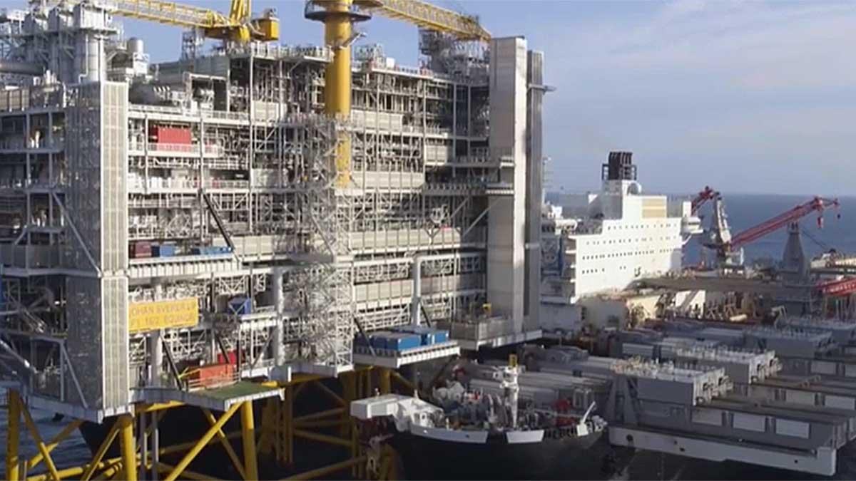 Nordiska banker med svenska SEB i topp lånar ut och investerar mångmiljardbelopp till oljebolag som verkar i det extremt ekologiskt känsliga Arktis. (Foto: Skärmdump från Youtube på en av Lundin Energys oljeplattformar)