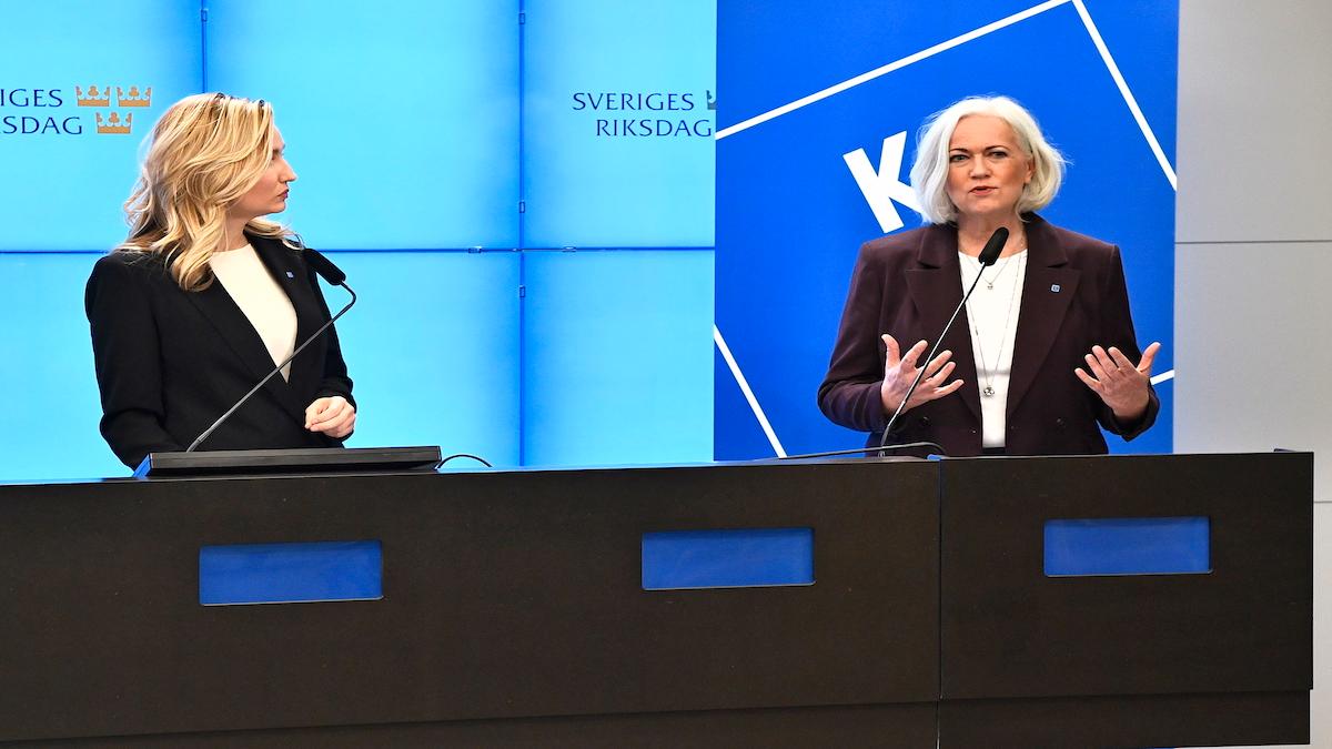 Kristdemokraternas partiledare Ebba Busch och socialutskottets ordförande Acko Ankarberg Johansson talar under en pressträff som gäller regeringens hantering av pandemin. (Foto: TT)