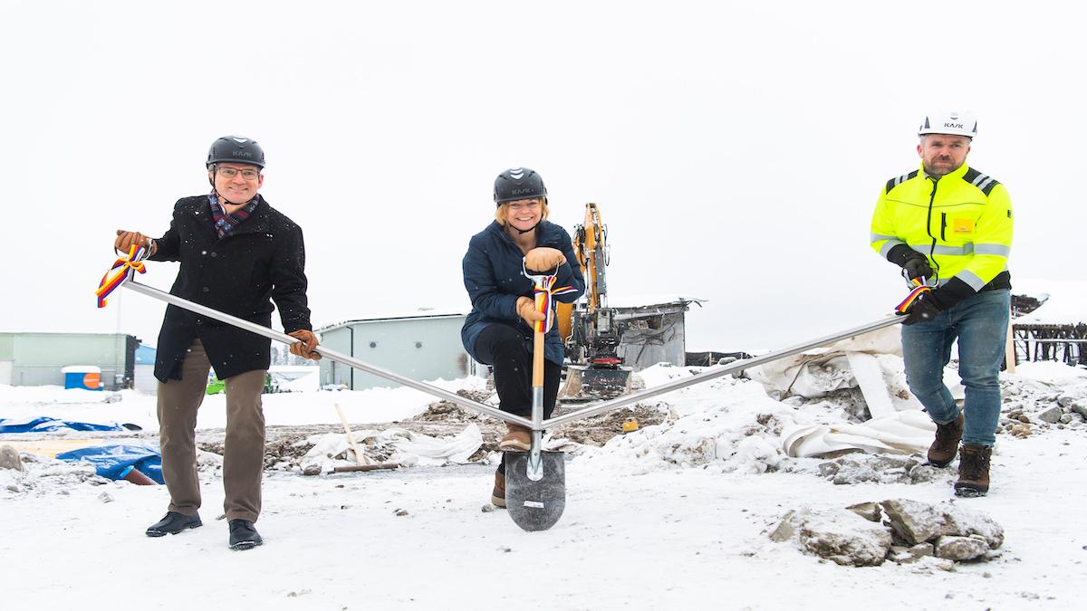 Polarbröds vd Anders E Johansson och koncernchefen Karin Bodin tar det första spadtaget vid den nya fabriken. (Foto: TT)