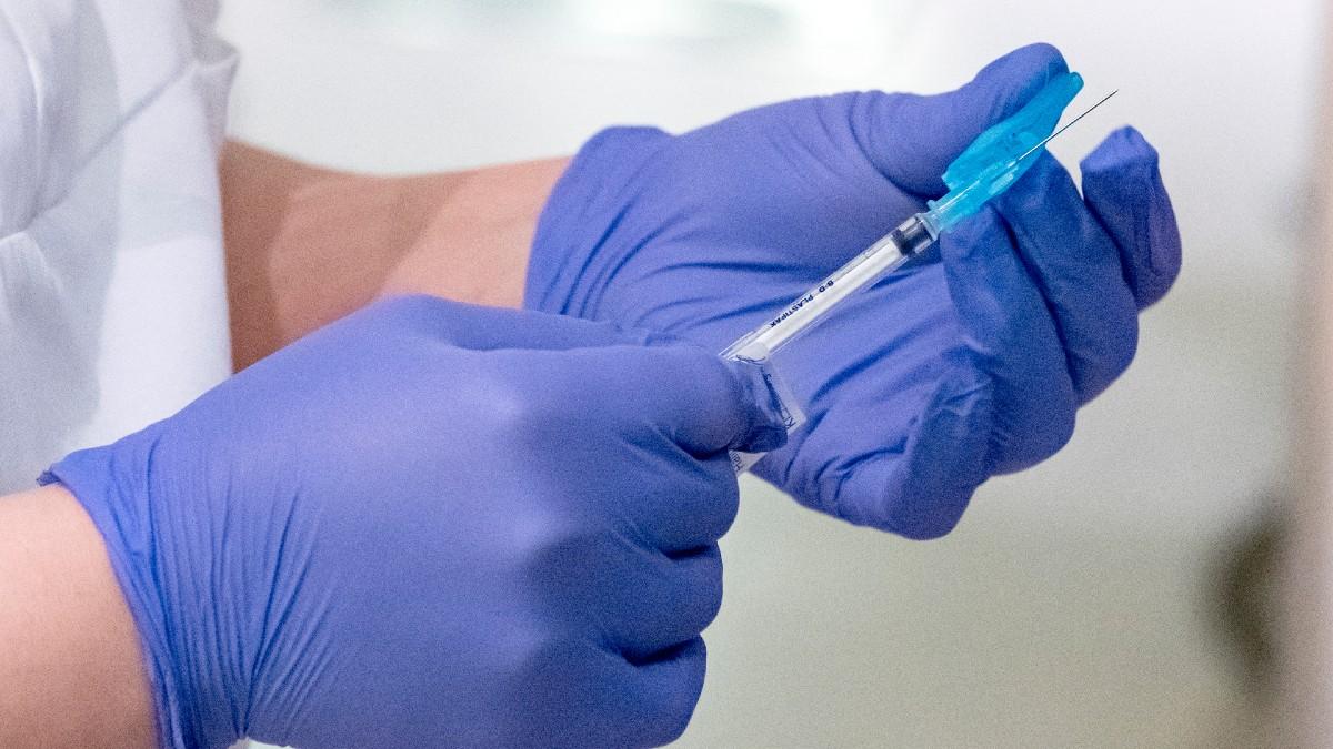 Irritationen blir allt större över förseningar och brist på vaccin i regionerna. (Foto: TT)