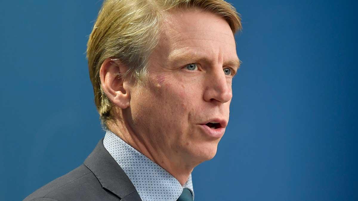 Miljöminister Per Bolund sågar företagens och KTH:s idé om mikrokärnkraft. "Jag tror absolut inte på det", säger Bolund till TT. (Foto: TT)