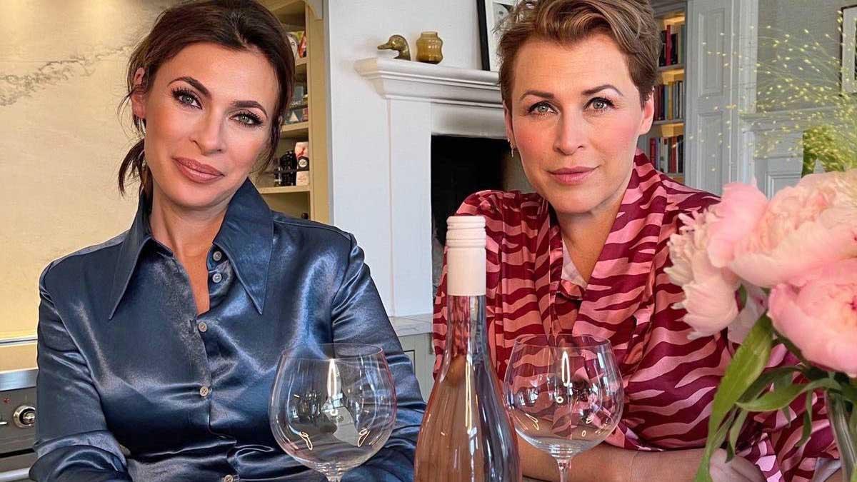 Kändisprofilerna Hannah Widell och Amanda Schulman hakar på den internationella rosétrenden och lanserar Golden Year på Systembolaget, ett torrt och laxrosa rosévin från sydvästra Frankrike. (Foto: Perfect Day)