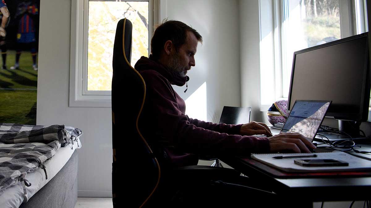 Många vill kunna jobba hemifrån i pandemin, men uppenbarligen säger många arbetsgivare nej. Och det kan enligt en arbetsmiljöexpert vara ett brott mot lagstiftningen i arbetsrätten. (Foto: TT)